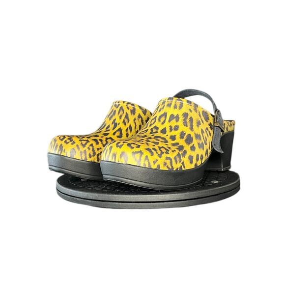 Womens Crocs Bae Animal Clogs Shoes Leopard Print Size 8 - Picture 2 of 6